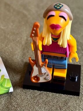"Janice" The LEGO Muppets Minifigure with Stand, Accessories & Pamphlet) coltm12